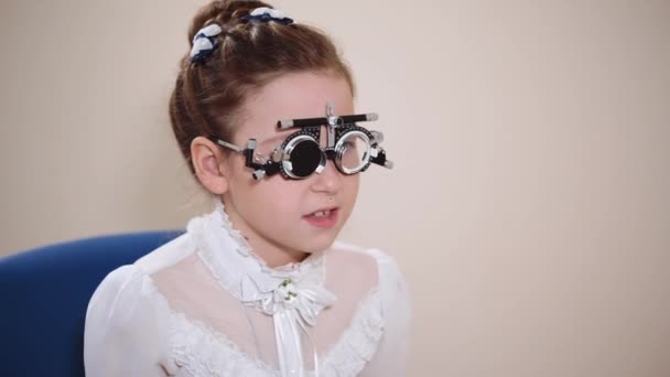 一个青少年的画像 检查眼科医生的眼睛 医师使用 Visionometry 眼科大夫使用特殊的眼镜来调整清晰度 — 图库视频影像