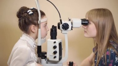 Doktor ve Genç kız ofiste