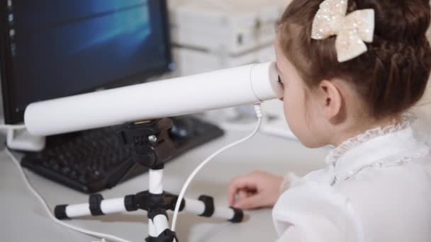 Menina usando equipamentos médicos modernos — Vídeo de Stock