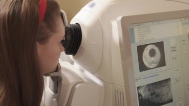 Kadın tomografi cihazı Oftamolojik Kliniği önünde oturuyor
