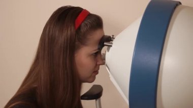 bir göz doktoruna ofiste vagabonding prosedürü tabi genç kadın portresi, Bayan edinme görme keskinliği