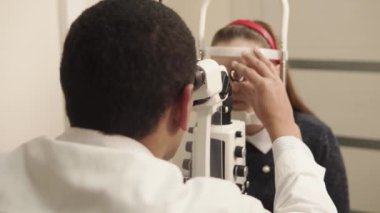 Doktor gözlükçü kızın gözleri biomicroscopy ve gonioscopy tarafından İnceleme