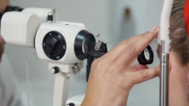 Man göz doktoruna bir slit lamba görünümlü ve Bayan hasta göz lens