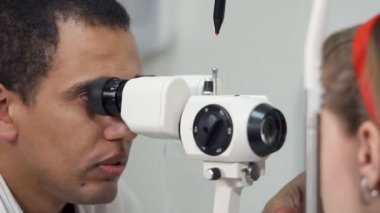 Göz doktoru hasta ile çalışma