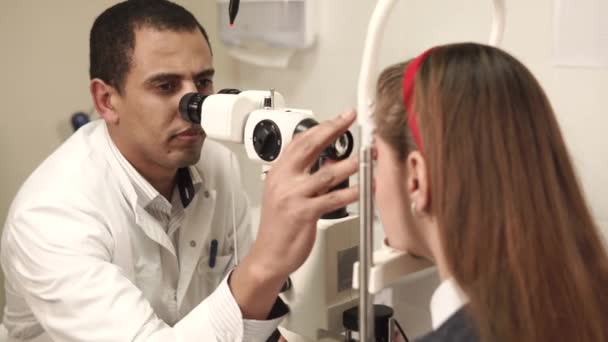 Врач осматривает глаза пациентов — стоковое видео