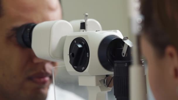 Biomicrosopie des yeux des patients — Video