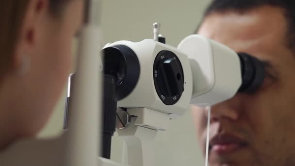 Yakın çekim yukarı bir yüz, göz doktoru emekçilerin mans — Stok video