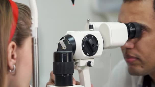 Yakın çekim yukarı yüz o göz kliniği biomicroscopy yürüten mans — Stok video