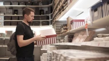 Yetişkin bir adam konteyner şeyler satın aldıktan sonra depolar onun elinde tutan