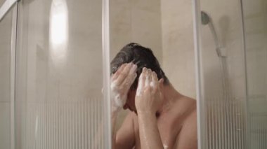 Genç bir adam iyice kafasını tuvalete şampuanla yıkar