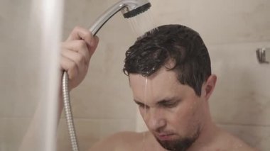 altında bir mikser duş yıkama genç bir adam portresi