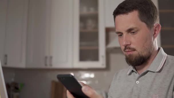Muž chatování na smartphone. — Stock video