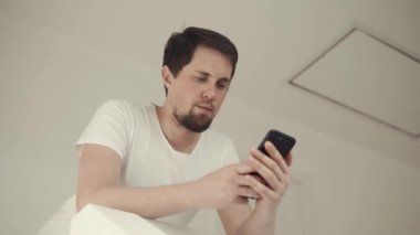 bir adam bir smartphone cep telefonu ile bir tarayıcı açılır ve arkadaşlarınızla denk