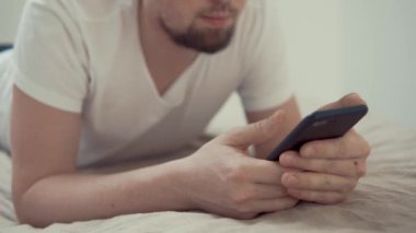 yakın çekim yukarı Smartphone arkadaşlarınızla sohbet eller mans