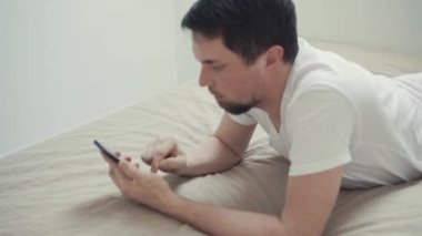 Genç adam arkadaş sosyal ağlar Internet üzerinden telefonla iletişim kurar