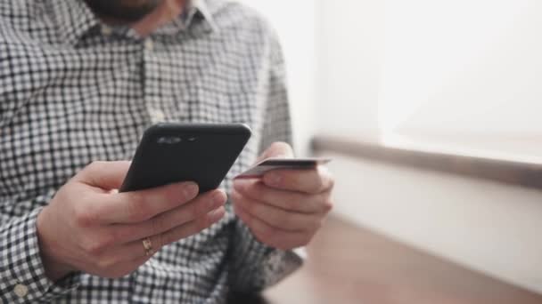 Tiro de perto de um homem mãos, que está envolvido no pagamento de uma taxa de cartão online — Vídeo de Stock