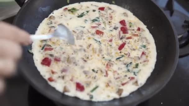 Primer plano de una mano de mujer que prepara una salsa de verduras cremosa para la cena — Vídeo de stock