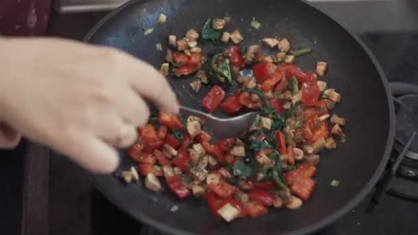 Primer plano de la mano de los chefs, que cocina una deliciosa cena en una sartén — Vídeo de stock