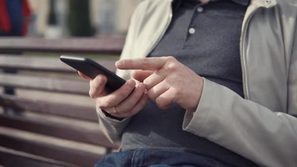 Een man houdt van een mobiele telefoon en een online winkel met behulp van een wifi horloges — Stockvideo