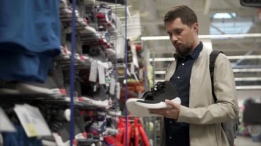 Adam yeni spor ayakkabı satın alır..