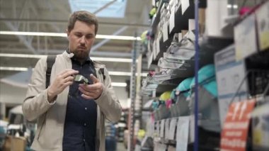 Adam yüzme gözlük satın alır..