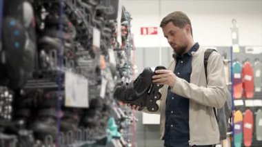 Casual adam seçin Yeni silindirler.