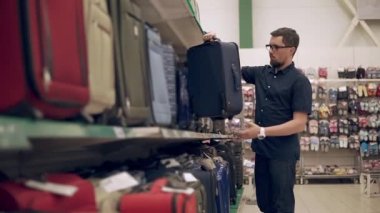 Yetişkin adam yolculuk için hazır Başlarken.