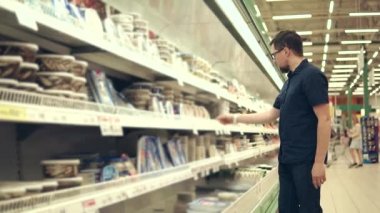 Adam seçerek balık mağaza.