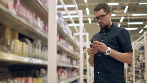 Homem compra lâmpada . — Vídeo de Stock