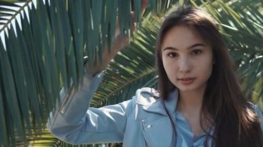 Genç esmer kız bir tropikal bahçesinde Gündüzleri yürüyor