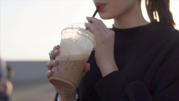 Alleen vrouw is koffie drinken, cup in handen in zomeravond buiten houden — Stockvideo