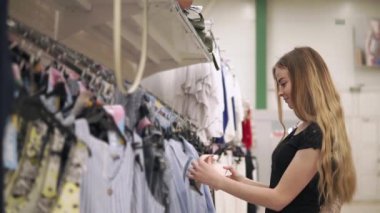 Genç kız tek başına alışveriş.