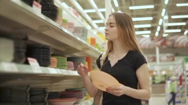 Tek kadın plakaları bir süpermarkette onları raflar alarak ilgili olduğu