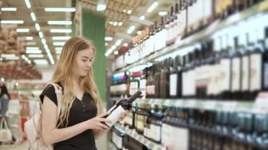 Kadın alkol için ev satın alır.