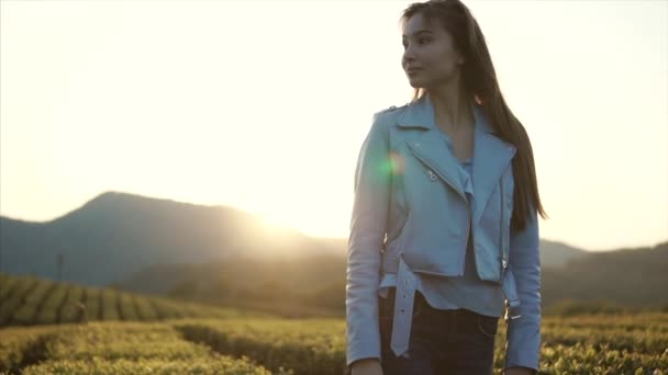 Sierlijke jonge brunette is buiten poseren voor thee tuin en bergen — Stockvideo