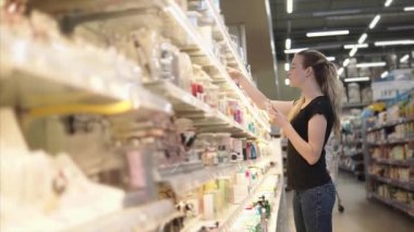 Güzel kadın yeni parfüm seçimi.