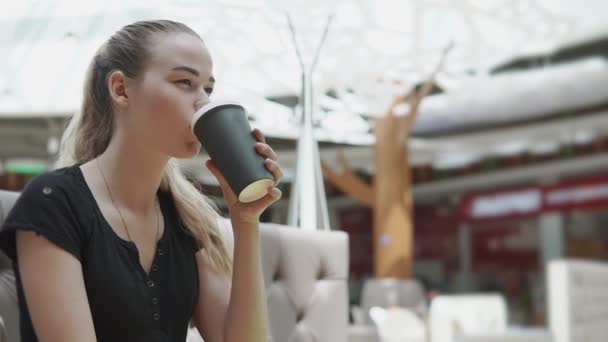 Mulher bonita bebendo uma xícara de café . — Vídeo de Stock