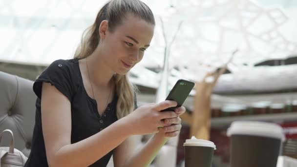 Menina feliz conversando online no café . — Vídeo de Stock