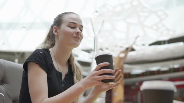 Ładny Student Dziewczyna Cieszy Się Kawy Kawiarni Centrum Handlowym Ciągu — Wideo stockowe