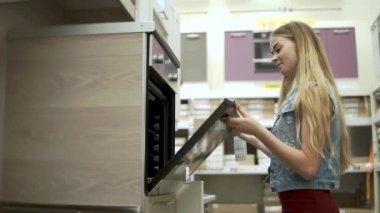 Ev için alışveriş kız.