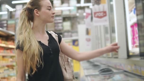 Menina jovem comprando mantimentos . — Vídeo de Stock