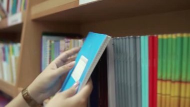 Kadın defter bir ofiste yaprak kaynakları bölümü, yakın çekim denetliyor