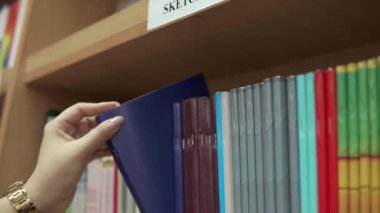 Kadın ileti örneği alıyor.