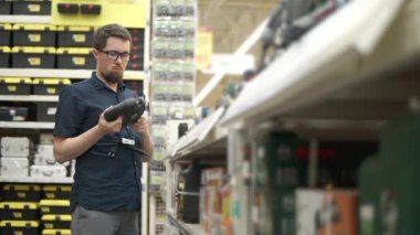 Adam bir yapboz bir hipermarket İnşaat aleti, ilgili olduğu