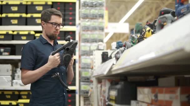 Adult man in a hardware store. — Stock Video