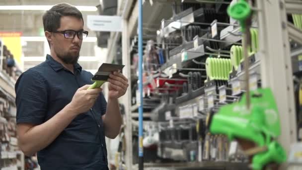 Dospělý muž nástroje pro nákup. — Stock video