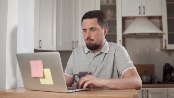 Příležitostné muž s notebookem doma. — Stock video