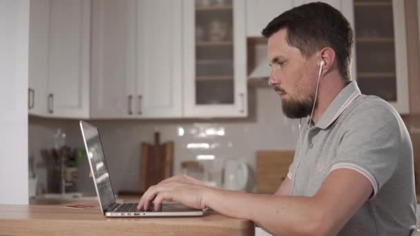 Muž surfování webu v sluchátka. — Stock video