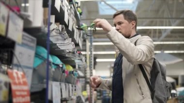 Genç adam yeni spor ekipmanları satın alma.