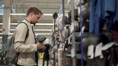 Sporcu bir dumbbell onun için bir dükkanı, ağırlık çalışıyor seçmektir